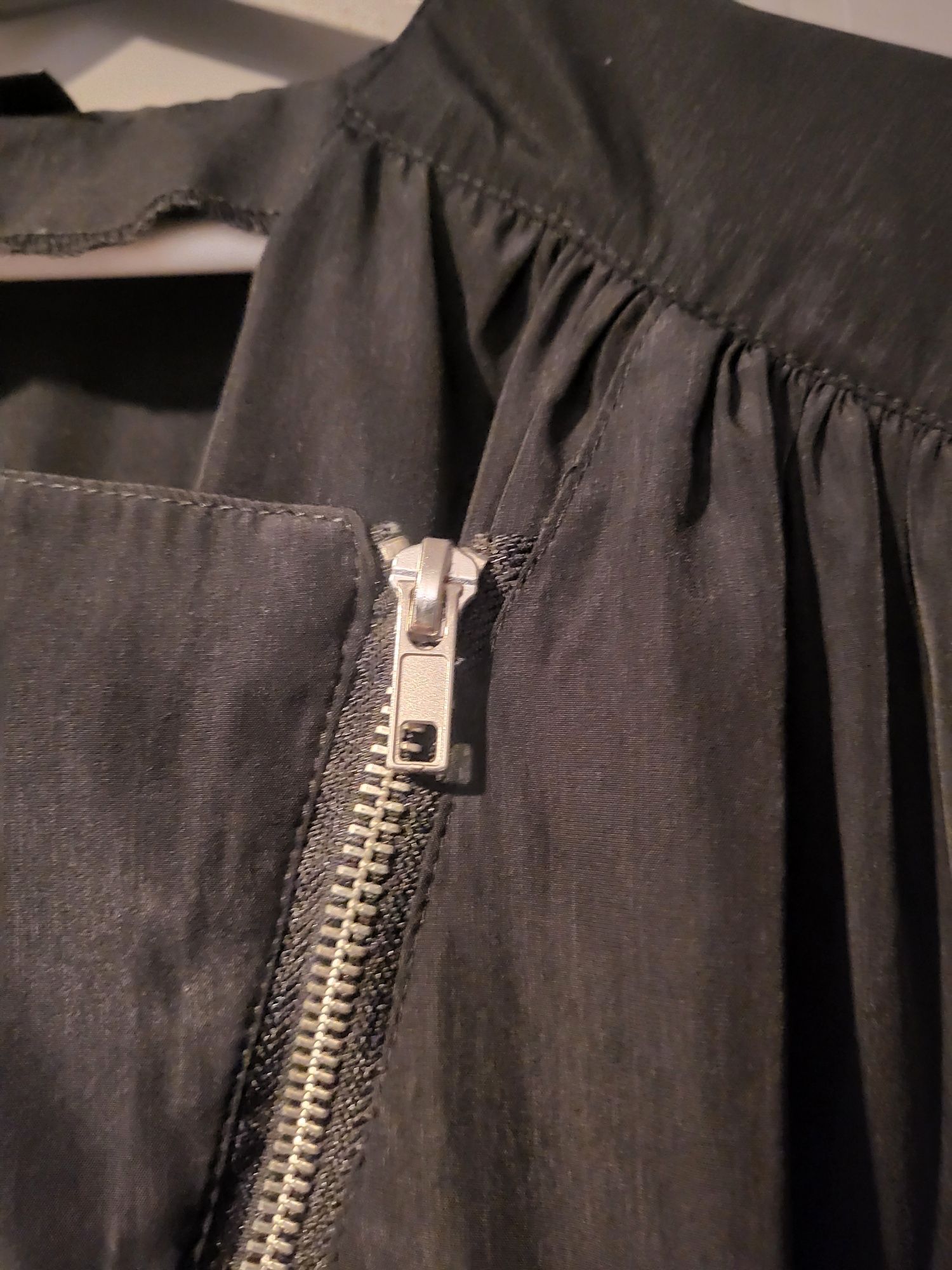 Spodnium z czarnej tkaniny połyskliwej z zasuwakiem 42
