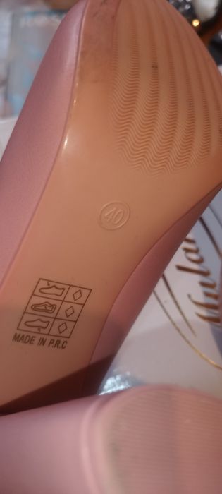 Mulanka rózowe buty na słupku