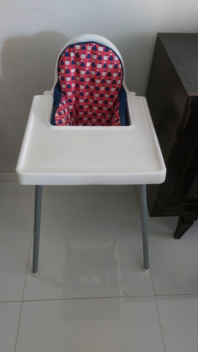 Cadeira papa Ikea com redutor e tabuleiro