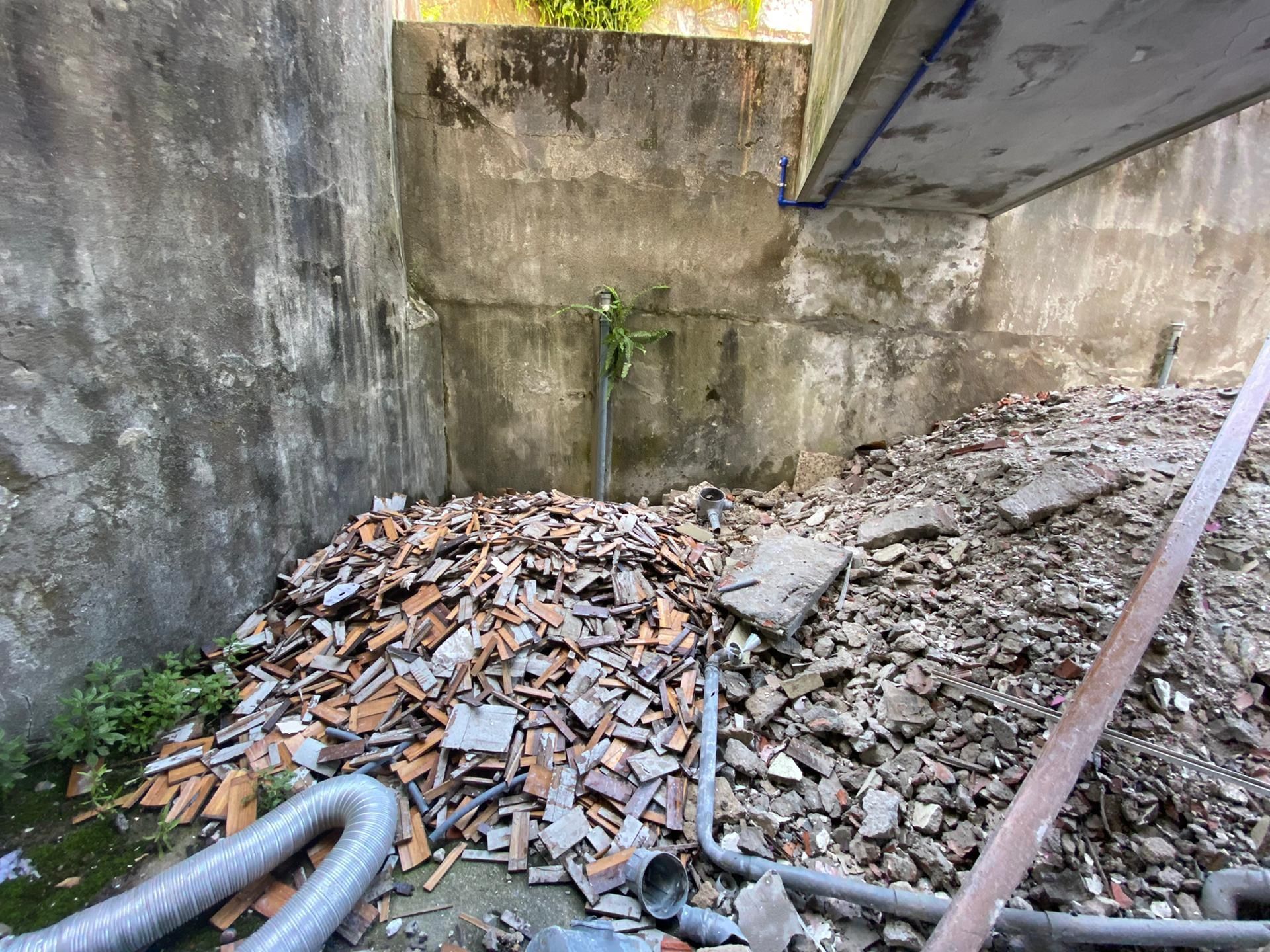 Retirada de entulhos , demolições, limpeza de terrenos, outros