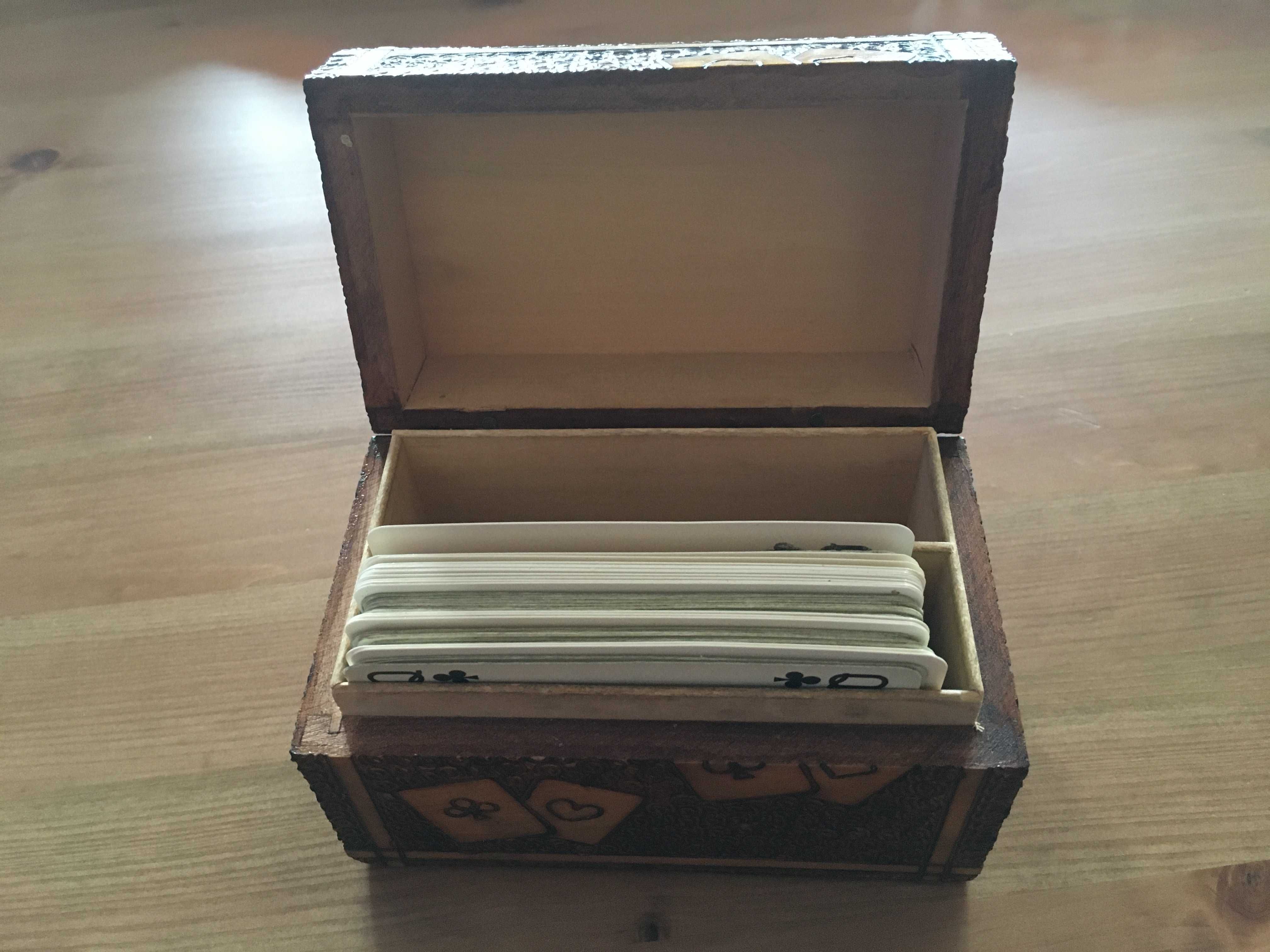 Szkatułka drewniana zdobiona na dwie talie kart