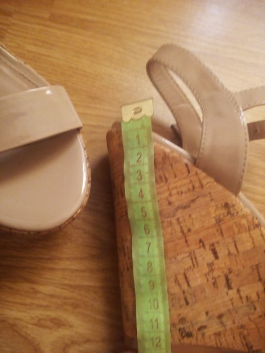 Босоніжки на високій платформі