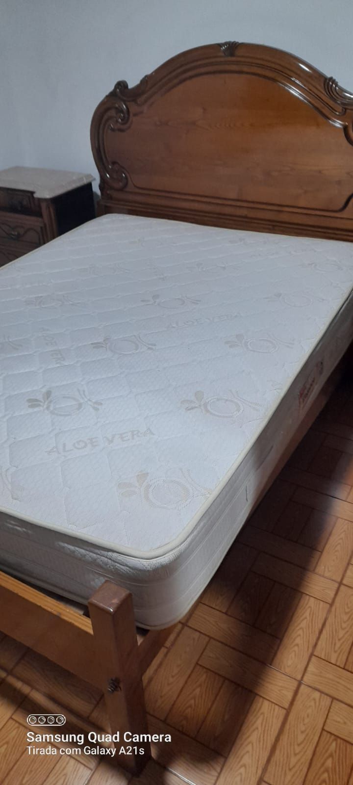 Mobília de quarto completo em madeira maciça.