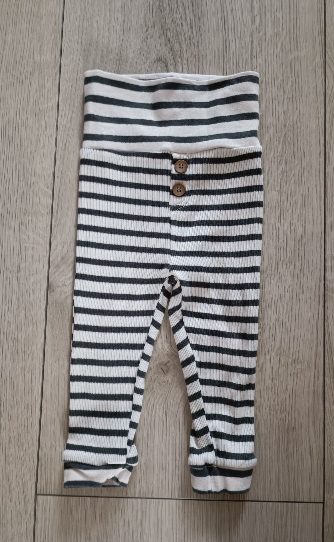 Prążkowane spodenki legginsy dla dziewczynki Cool Club r. 80