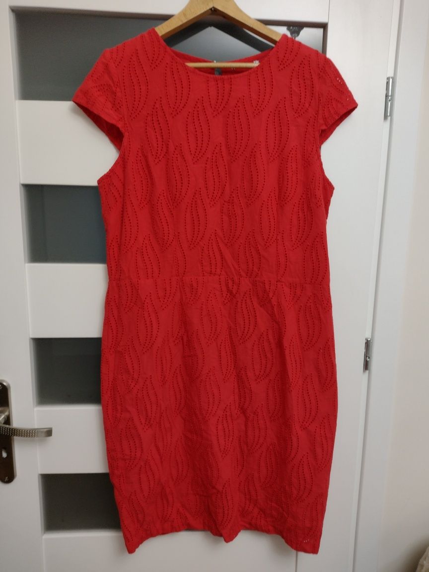 Czerwona sukienka z wzorami