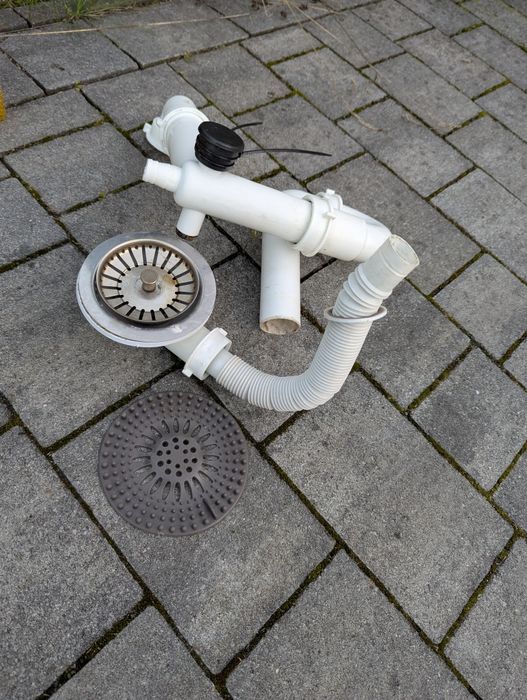 Zlew z baterią szary