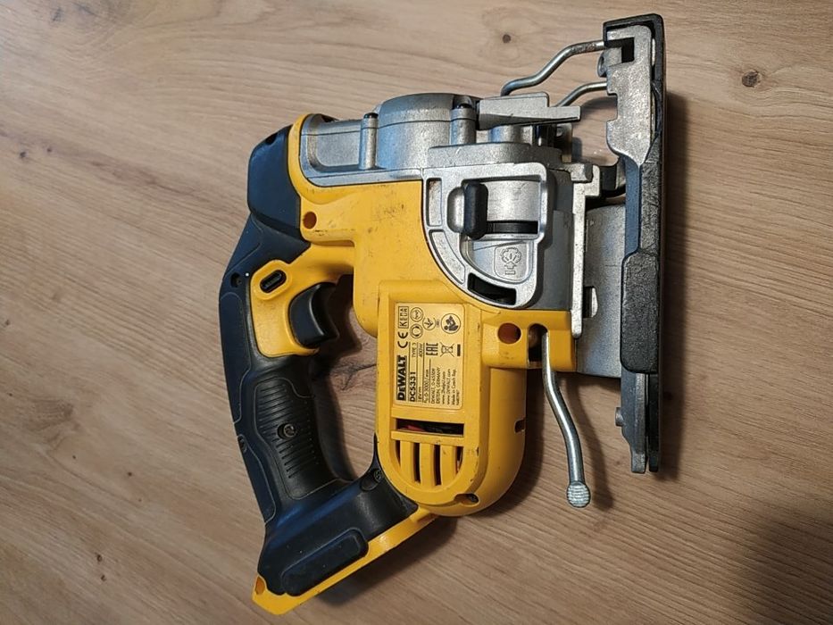 Wyrzynarka DeWalt DCS331