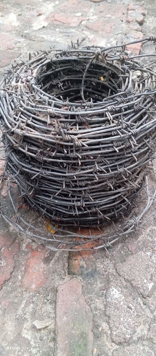 Колюча проволока , колючий дріт