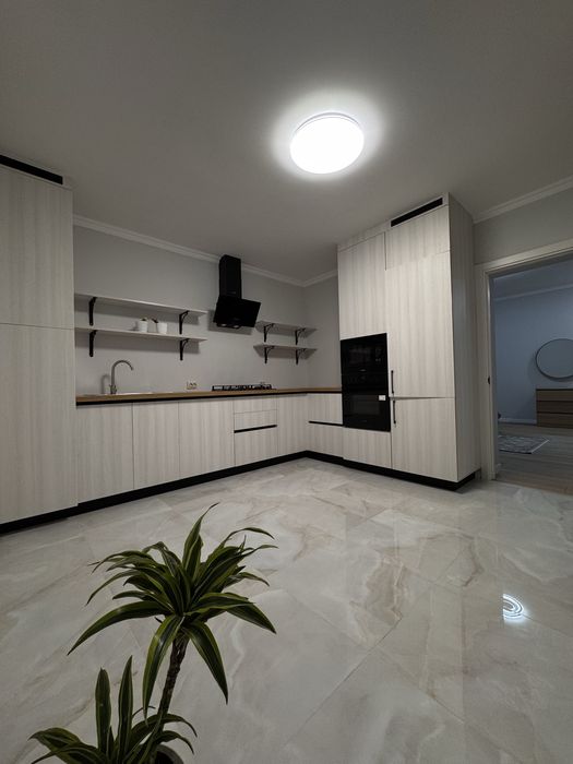 Продається просторий, новий будинок. Поруч р-ку Краснодонців