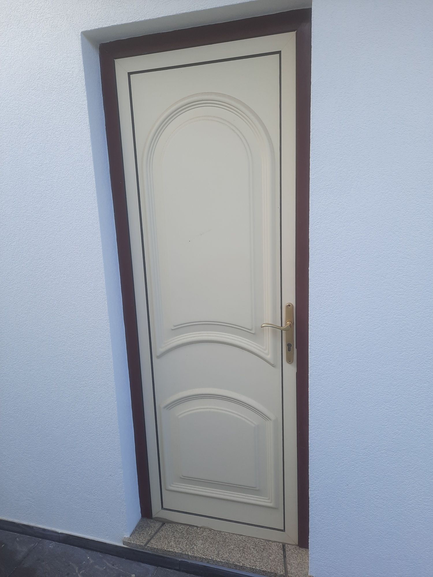 2 portas exteriores, 4 janelas, 3 portadas. Vendo se for o lote todo.