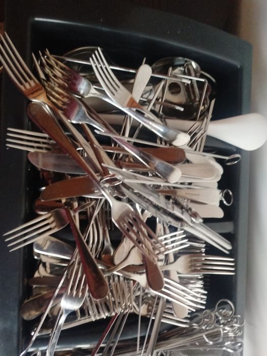 Jarra de vinho,  loiça de barro, taças, tachos , pratos ,travessas