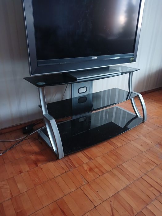 Столик із чорного скла під телевізор