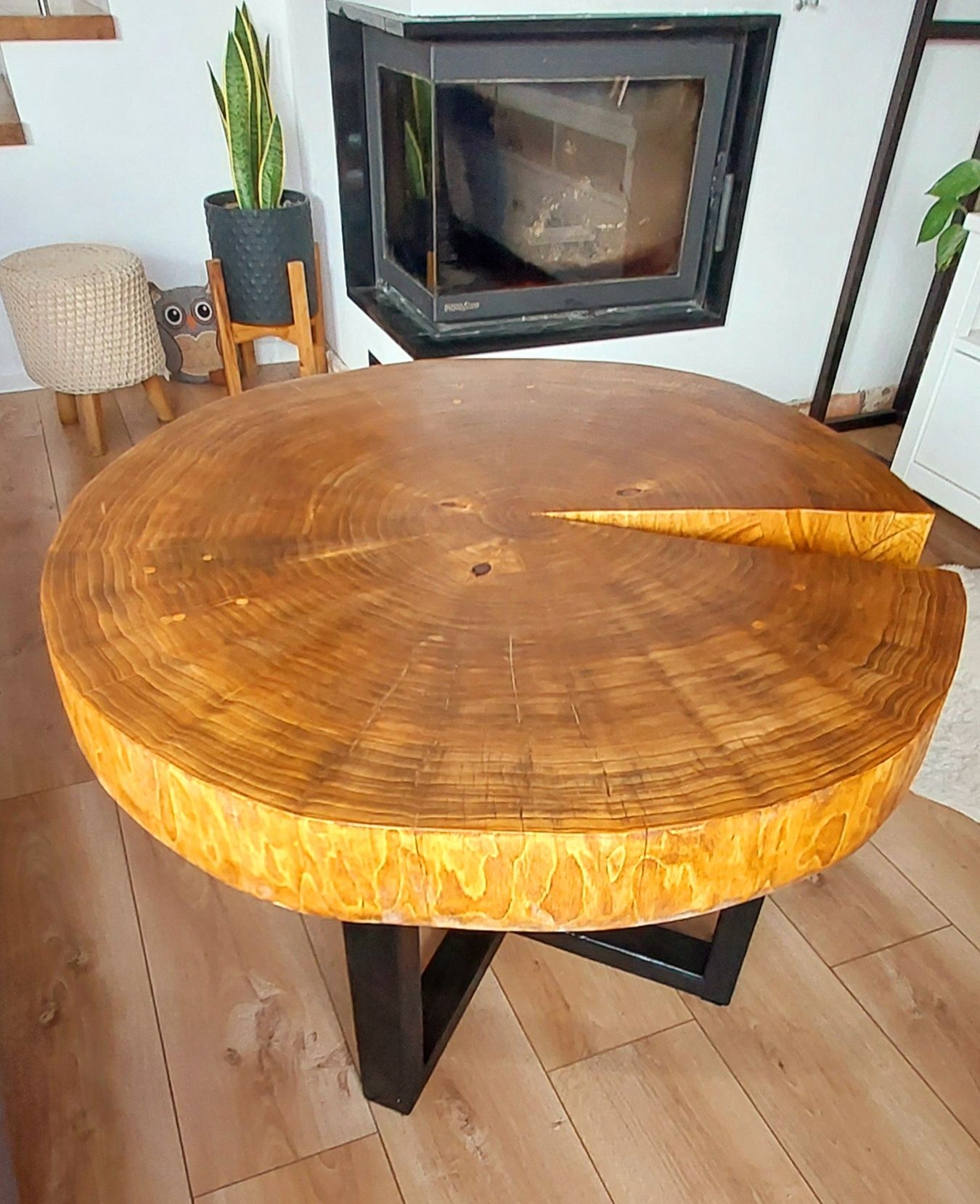 Stolik kawowy z plastra drewna typu loft