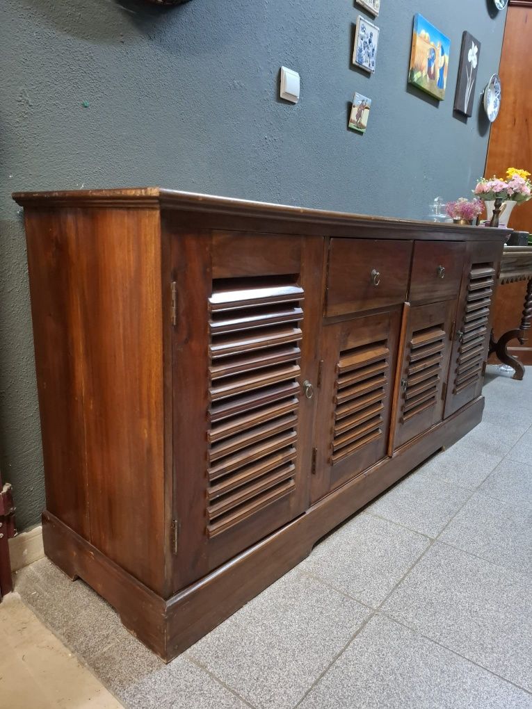 Aparador em Madeira Maciça com Portas de Ripas.