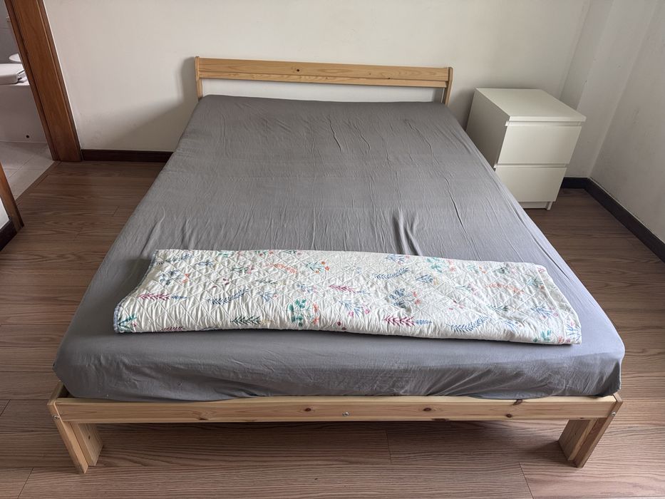 Cama casal , mesa cabeceira