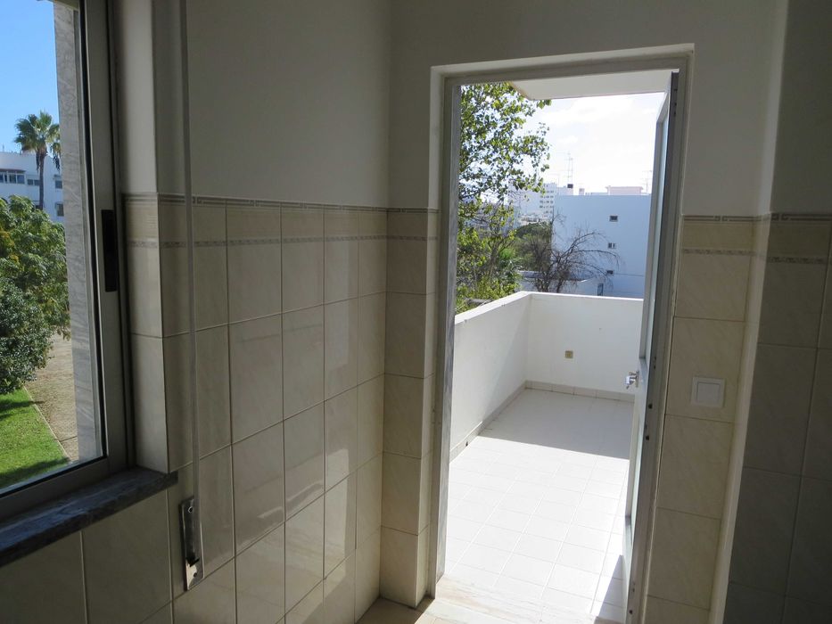 T2 Faro - central com muita luz e boas áreas