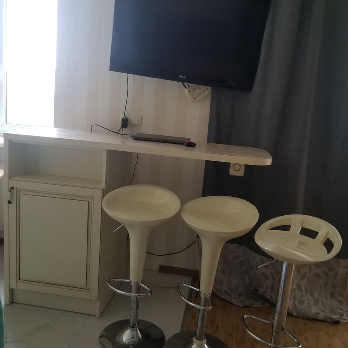 Барная стойка с встроенным холодильником и 3 барных стула