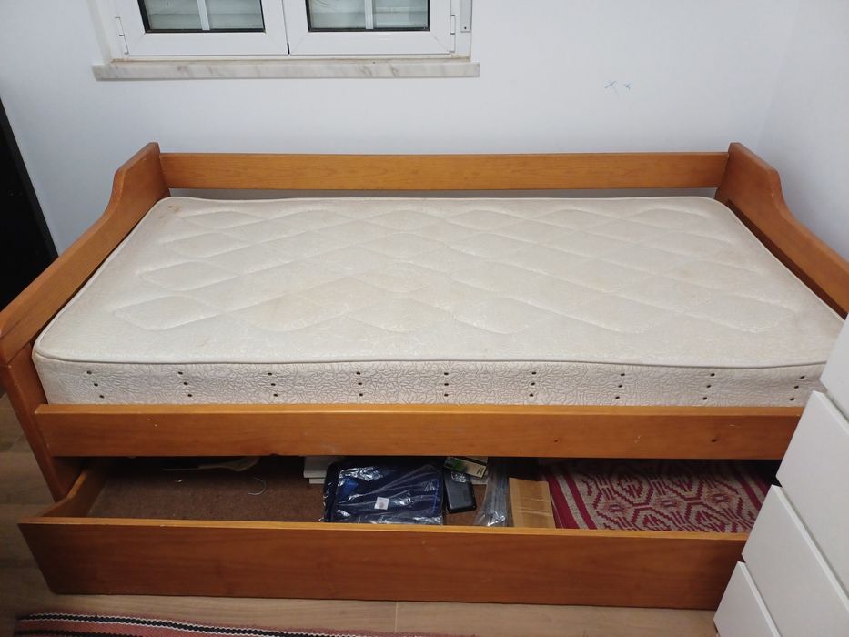 Cama em madeira de cerejeira  com gavetao