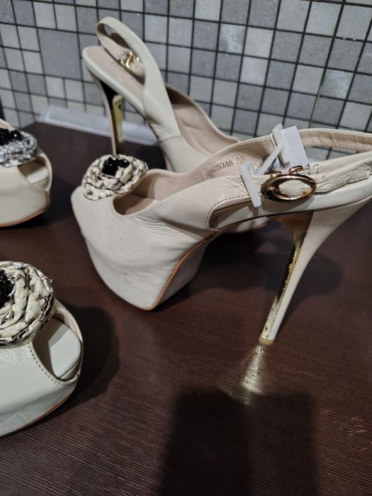 Босоніжки шкіряні