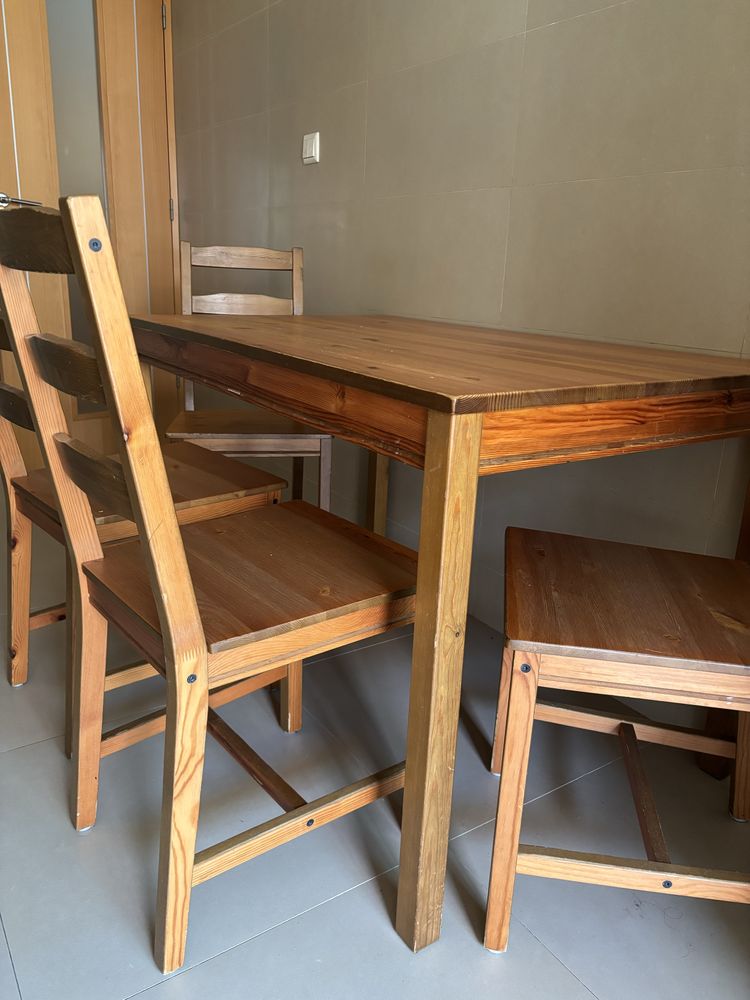 Mesa com 4 cadeiras