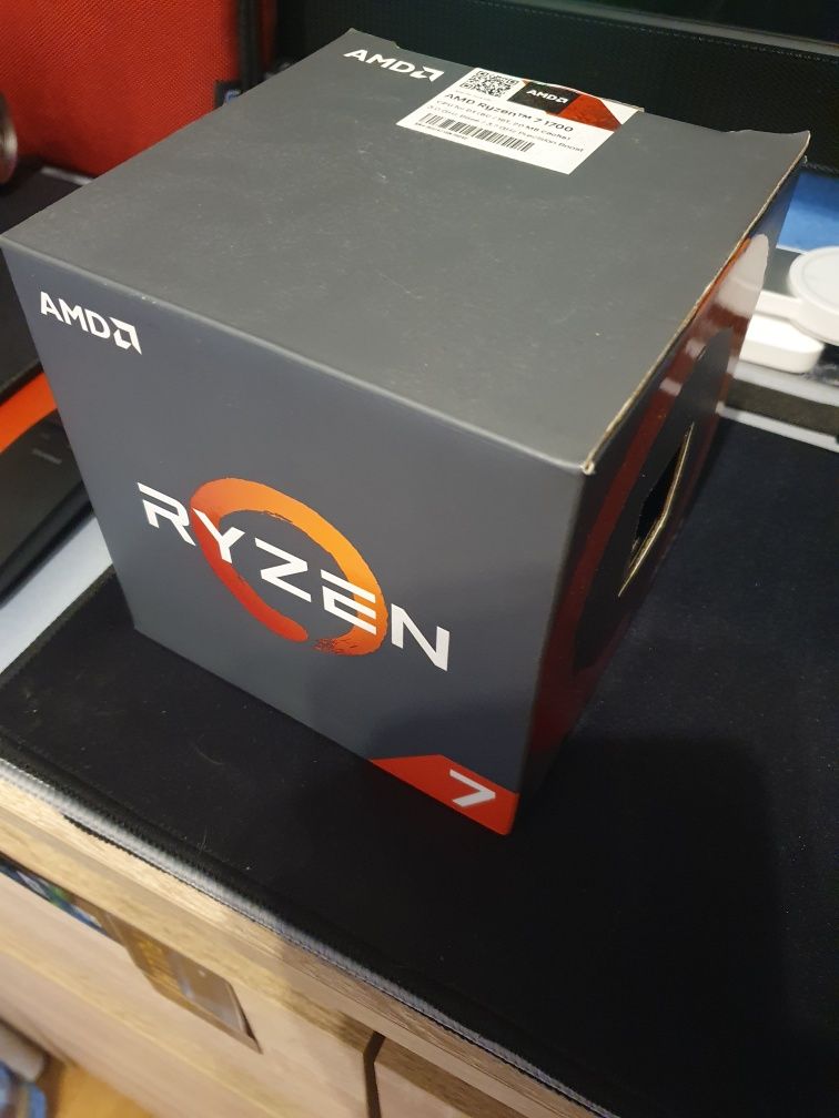 Procesor AMD Ryzen 7 1700 3.60GHz x16.rdzeni co pokazuje zdjęcie