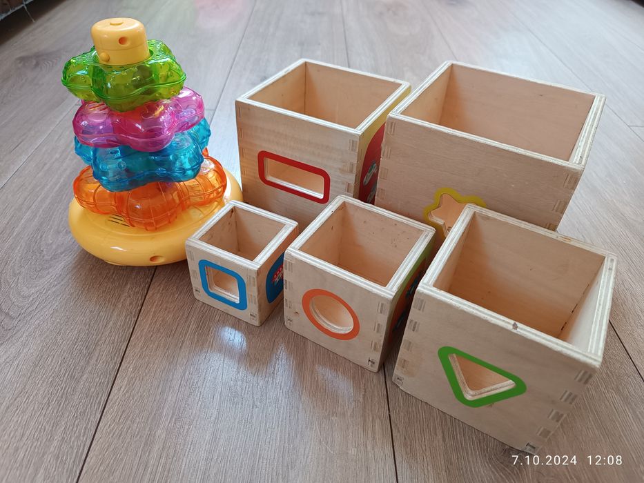 Piramida drewniana i plastikowa