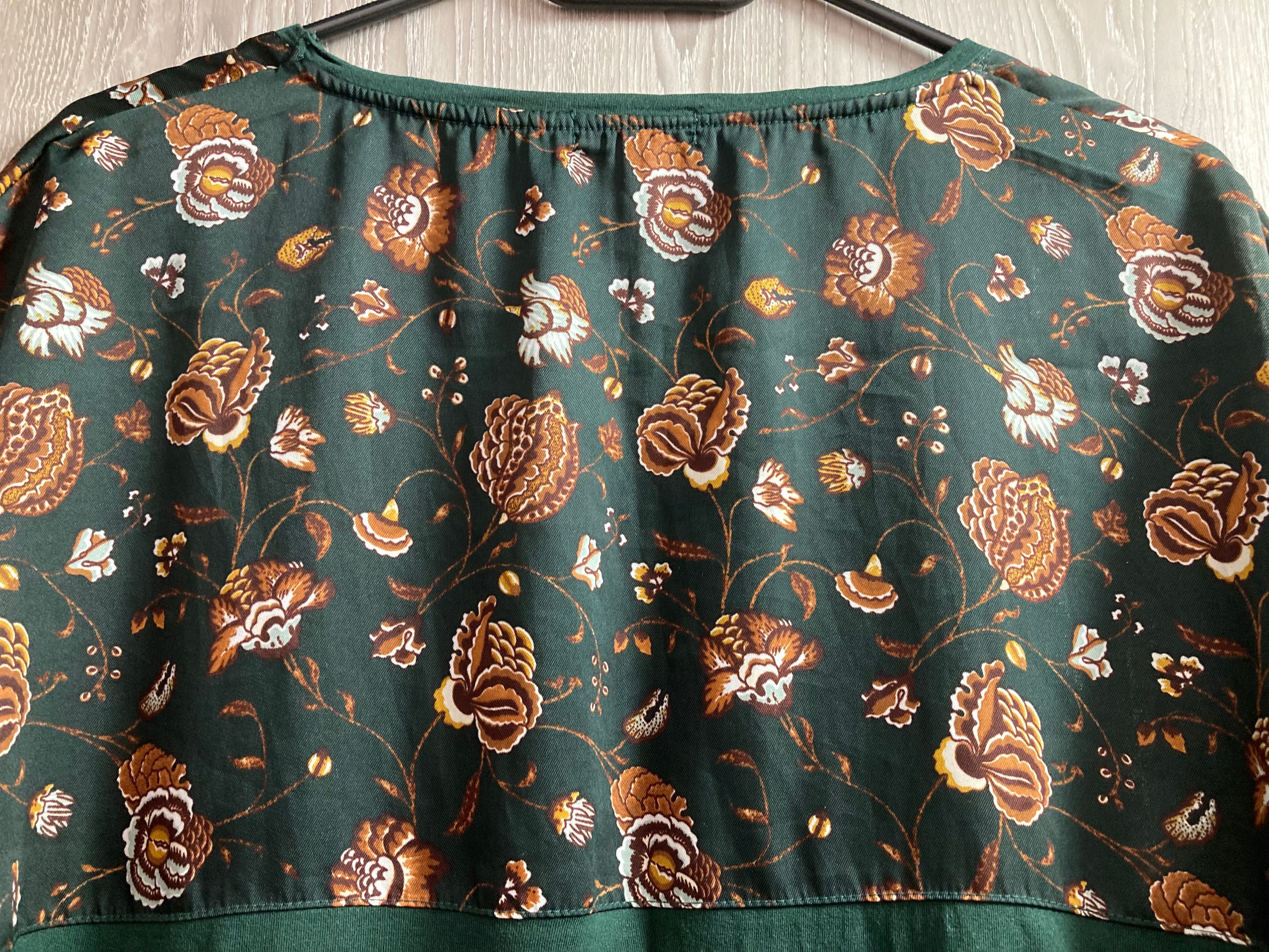 Bluzka zielona z kwiatowymi wstawkami