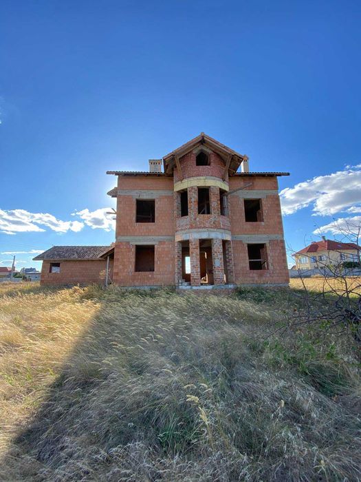 Теплий будинок нової будівлі з гаражем.