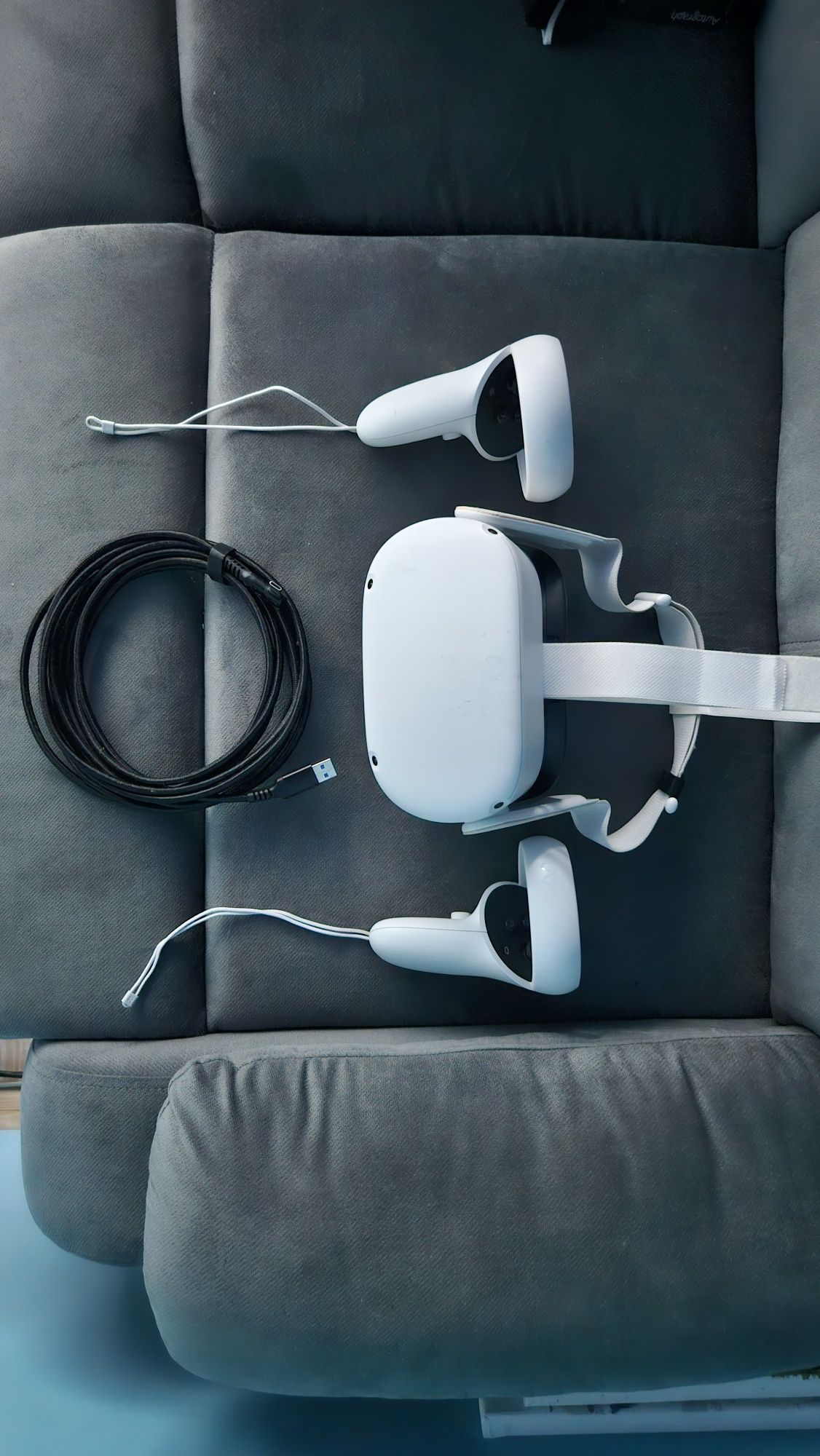 Oculus Quest 2 z kontrolerami kablem USB 5m i pudelkiem