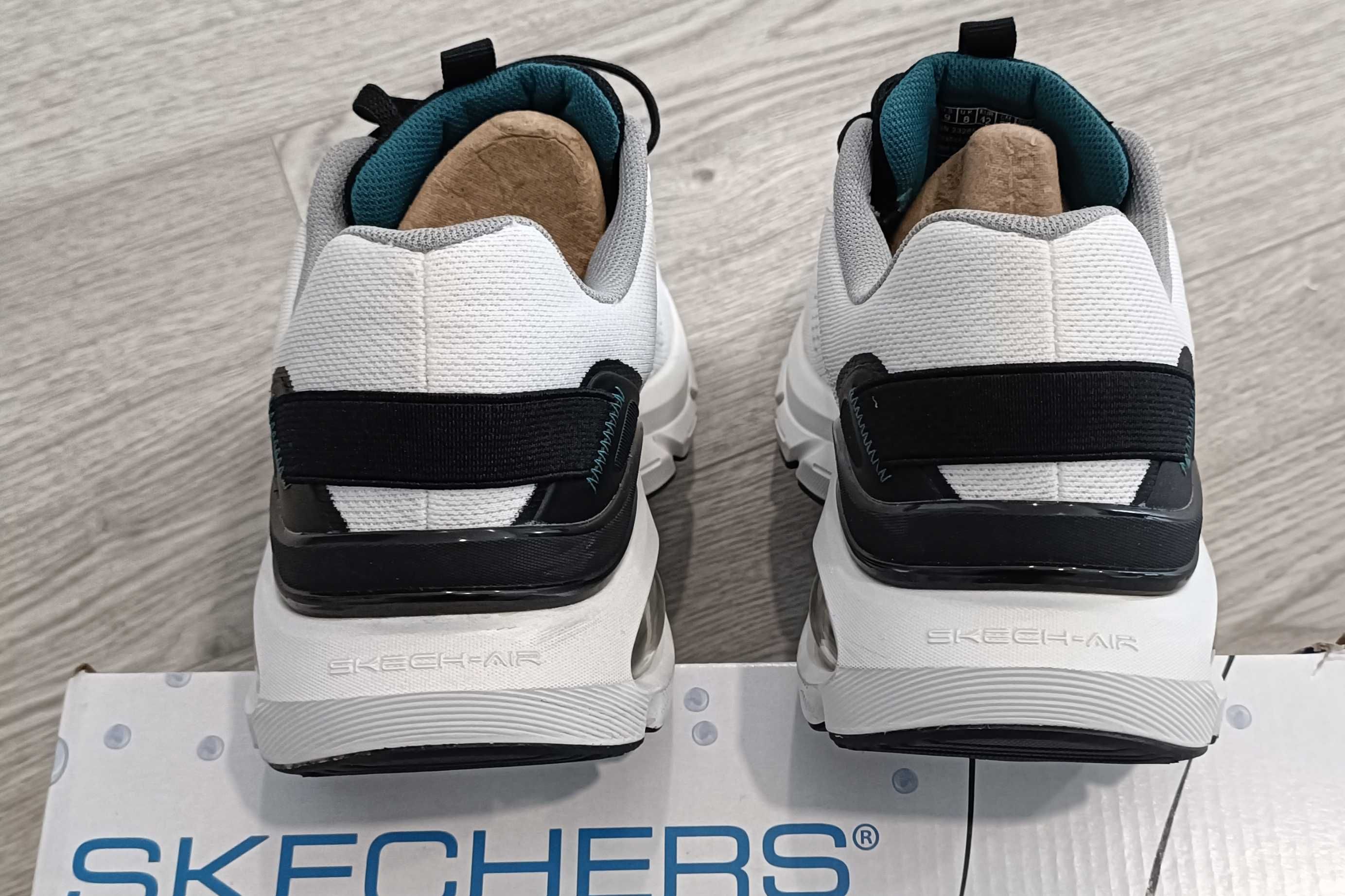 Tênis Skechers brancos 42