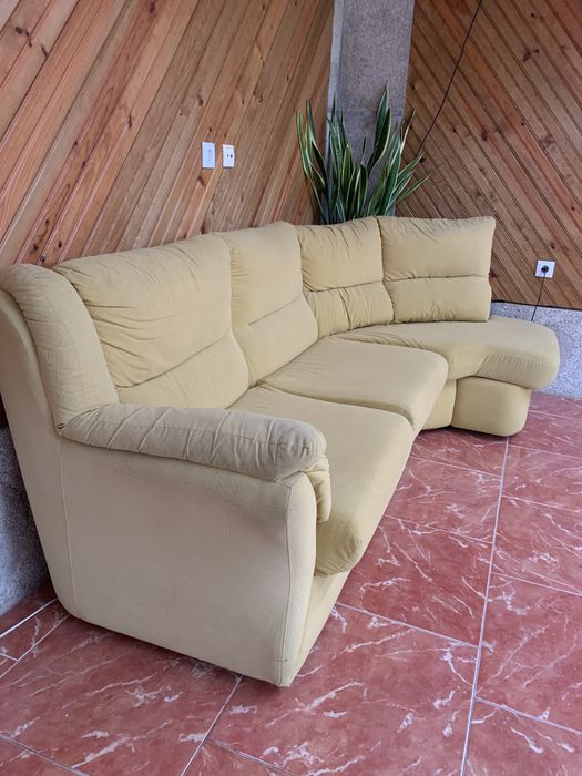 Sofá amarelo claro