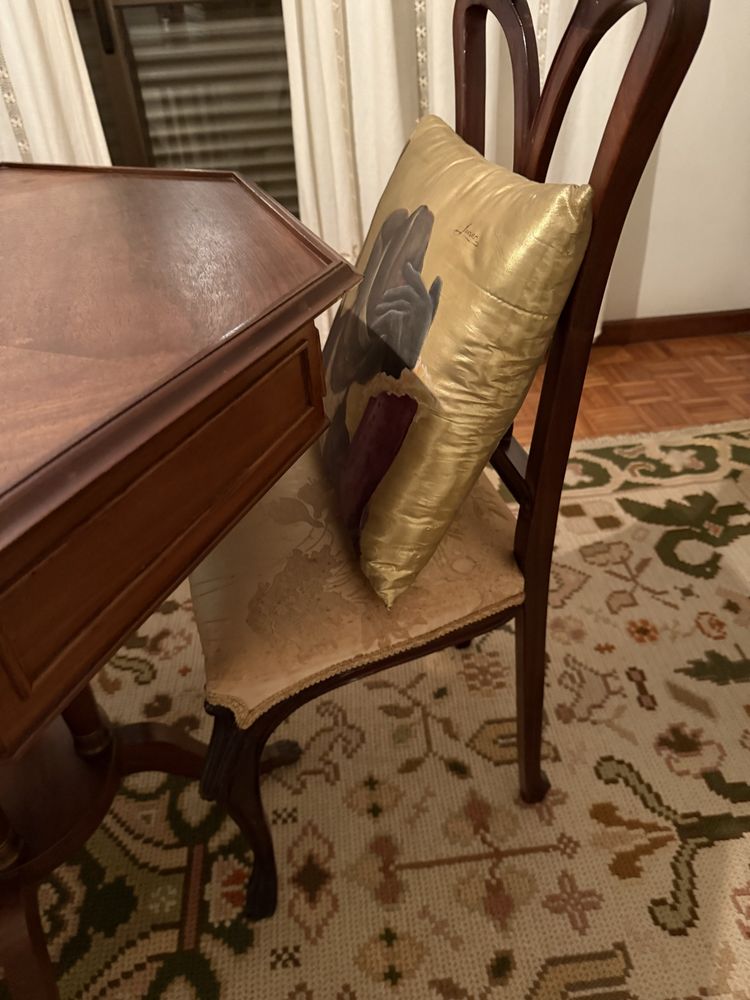 Mesa de jogo com gavetas e 2 cadeira