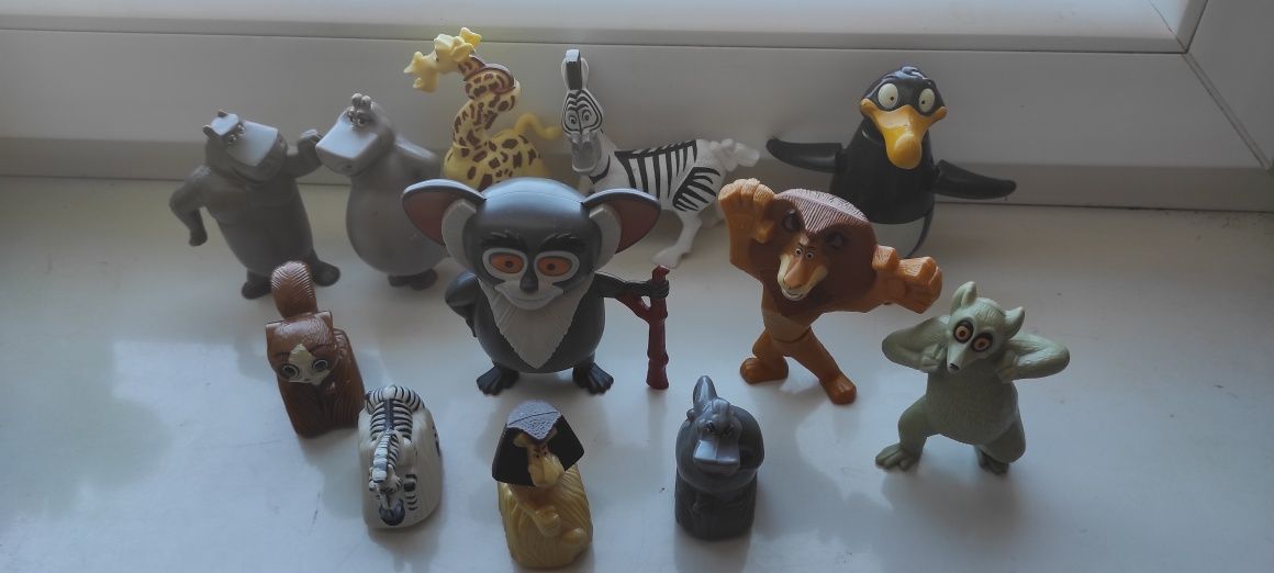 Julian i pingwiny Madagaskar 3 cyrk duże figurki na fali