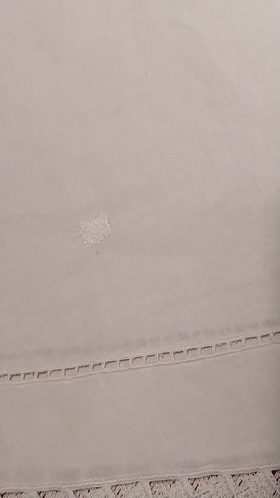 Toalha em linho branco para mesa oval