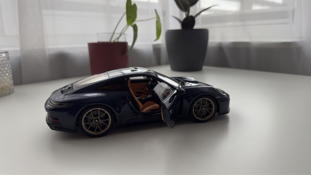 Porsche 911 (992) GT3 Touring - Norev 1:18