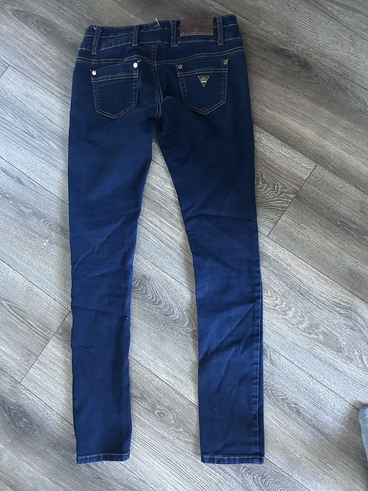 Granatowe spodnie skinny jeans rurki