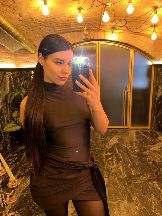 Коричнева атласна сукня с