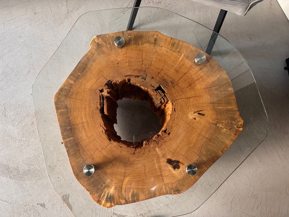 Stolik kawowy wykonany z pnia topoli