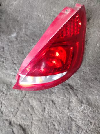 Lampa tył tylna prawa pasażera Ford Fiesta Mk7