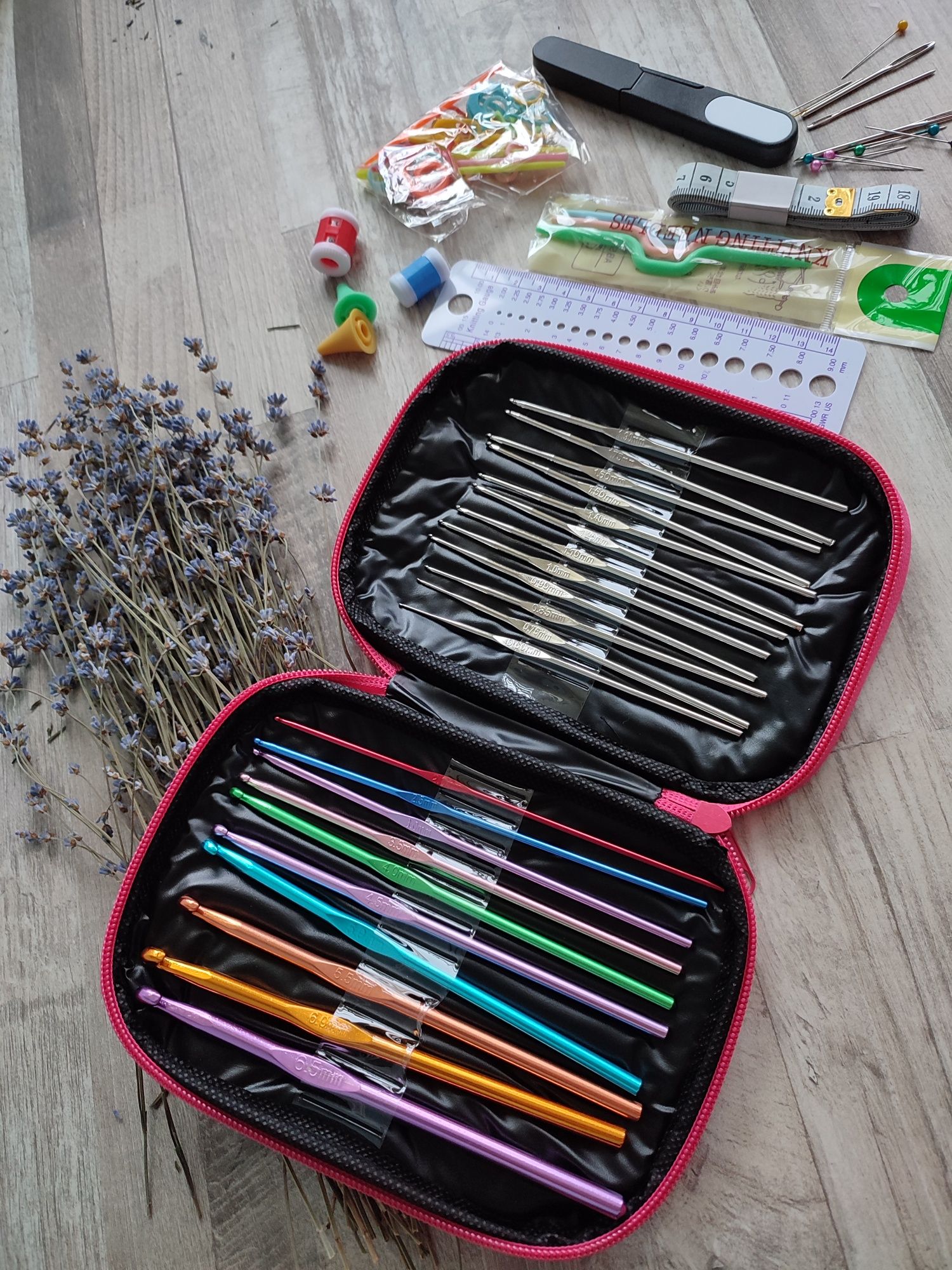 Набор крючков для вязания и другие аксессуары для творчества