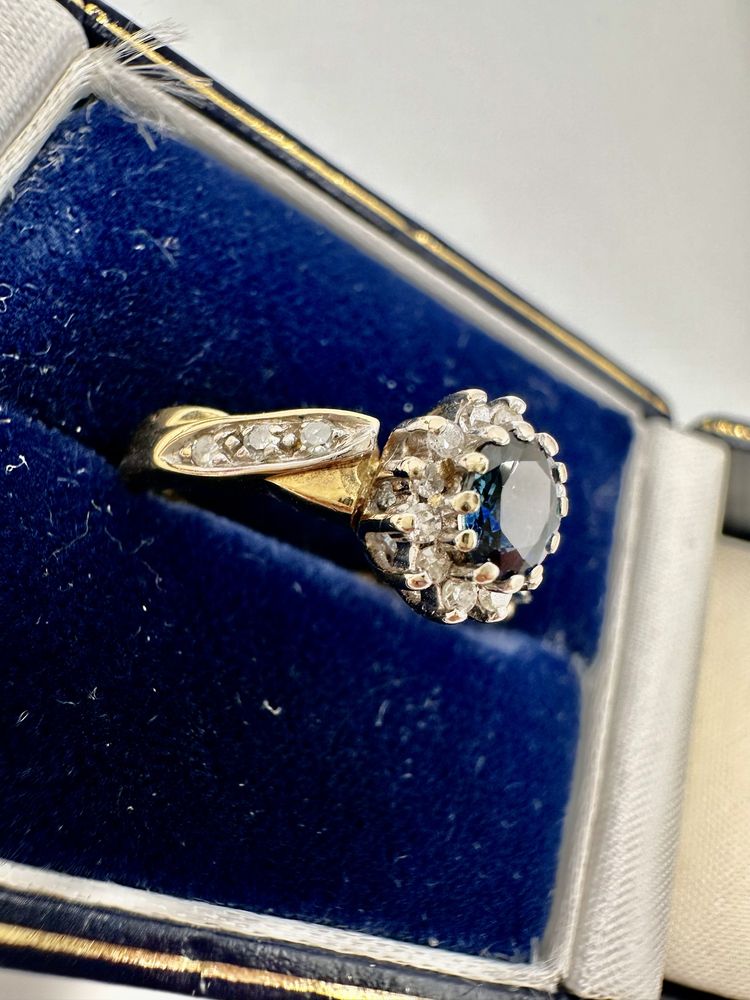 Złoty pierścionek 750 z szafirem 0,30ct i diamentami 0,10ct