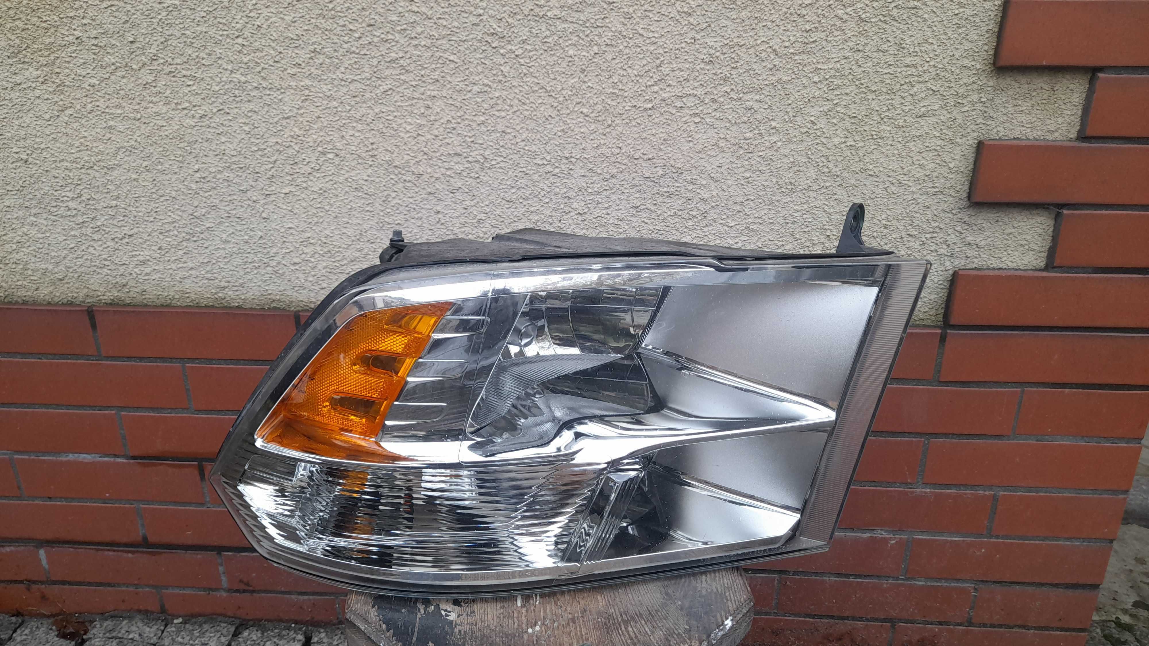 Dodge Ram 1500 Lampa przednia Prawa