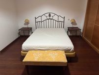 Cama de casal com mesas de cabeceira