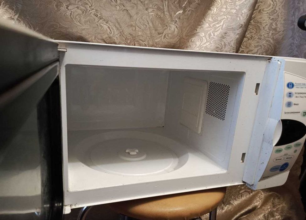 Микроволновая печь LG  MS-2642 W