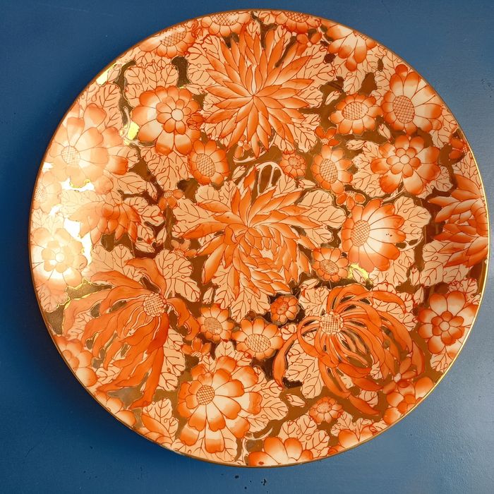 Prato em porcelana oriental motivo floral com decoração dourada