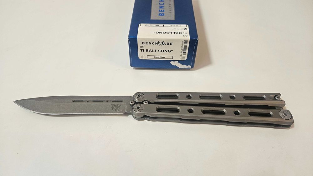 Nóż balisong Benchmade 85 motylkowy.