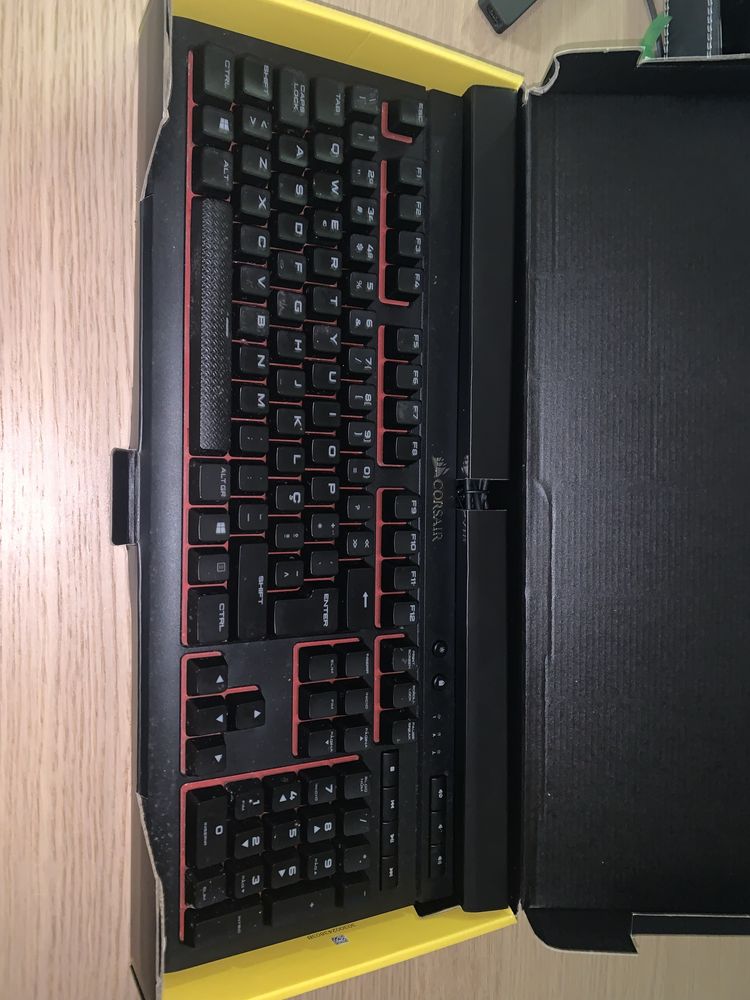 Teclado Corsair K68