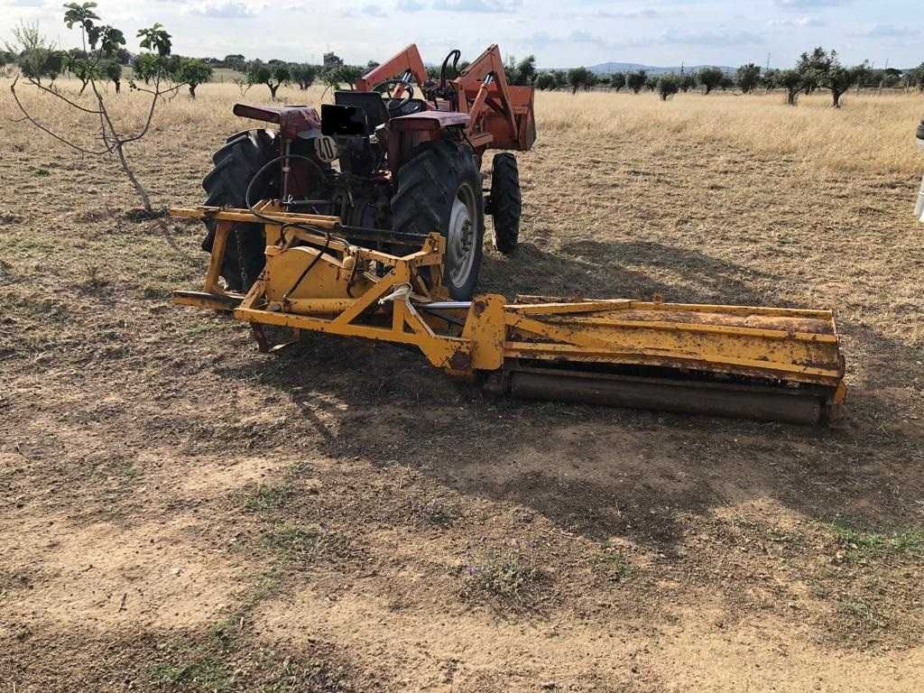 Limpa bermas destroçadora de martelos descentrada