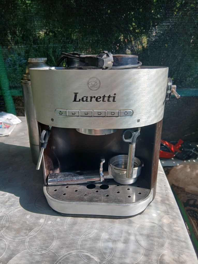 Продам кофеварку рожковую laretti