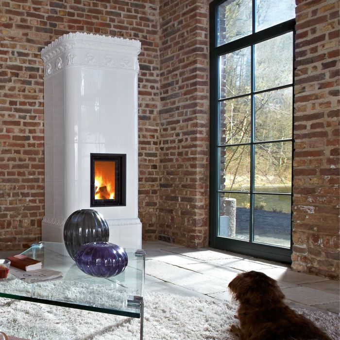 Zdrowy akumulacyjny piecokominek ogrzewający przez promieniowanie.